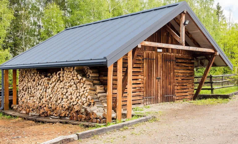 Czym wykończyć ściany domku narzędziowego? Trwała i niedroga alternatywa dla drewna
